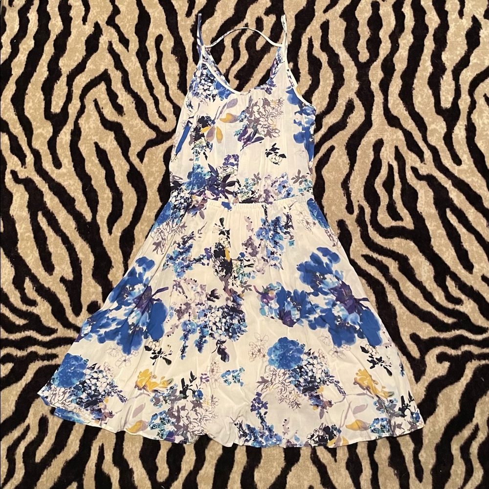 Sleeveless lightweight day-dress